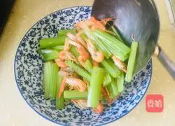 Illustration of how to stir-fry red shrimps with celery 7