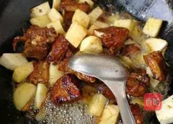 Illustration of how to make braised pork ribs with white sweet potatoes 7