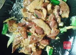 Illustration of how to stir-fry pork liver with onions 5