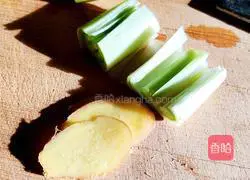 Illustration of how to make braised chicken legs with shredded kelp 1