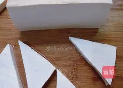 Illustration of how to make fried tofu with fungus 1