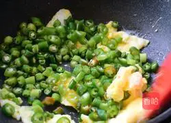 Illustration of how to make fried chili eggs with sauce 4