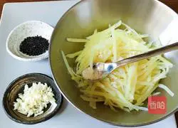 Illustration of how to make potato shreds with pepper oil 4
