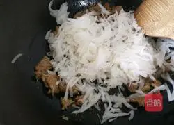 Illustration of how to make cumin meat slices and shredded radish 9