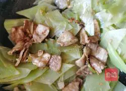 Illustration of how to stir-fry lettuce and meat slices 9