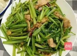 Illustration of home-style fried meat with celery 5