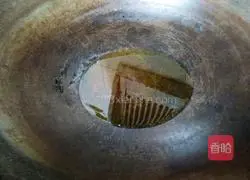 Illustration of how to stir-fry shredded pork with green pepper and carrot 6