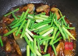 Illustration of the classic home-cooked mackerel with garlic sauce 11