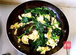 Illustration of how to make spinach and scrambled eggs 10