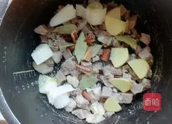 Illustration of how to make radish and beef stew 8