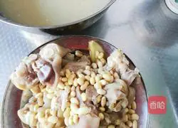 Soybean braised pig's trotters recipe 4