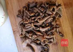 Illustration of how to cook duck intestines with vegetable stems 2