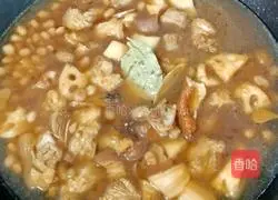 Illustration of how to stew pig's feet with lotus root and peanuts 14