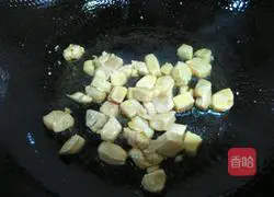 Illustration of how to make diced chicken with colorful vegetables 5