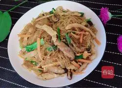 Illustration of how to make fried vermicelli with lean meat 8