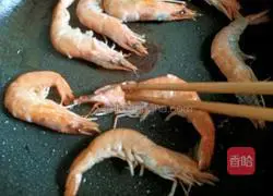 Illustration of braised prawns in oil 6