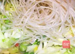 Illustration of how to stir-fry cabbage and vermicelli 8