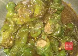 Illustration of how to make pepper stuffed meat 8