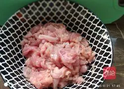 Illustration of how to make boiled pork slices 1