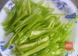 How to stir-fry meat with green peppers Illustration 3