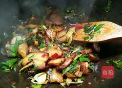 Illustration of how to stir-fry bacon with garlic sprouts 8