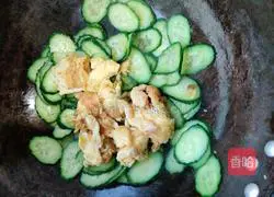 Illustration of how to make cucumber scrambled eggs 6