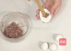 Illustration of how to make small balls filled with glutinous rice 4