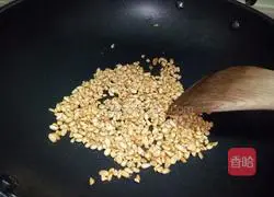 Illustration of how to make scrambled eggs with peanuts and pine nuts 4