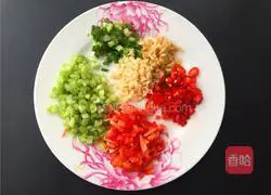 Illustration of how to cook fish with pickled pepper and black bean sauce 3