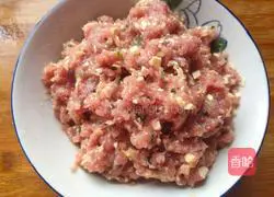 Illustration of how to make fried minced pork and lotus root slices in sauce 2