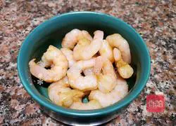 Illustration of how to stir-fry lettuce and shrimp 5