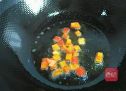 Illustration of how to make cucumber and diced chicken 3