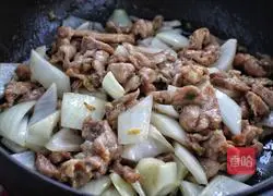 Illustration of how to make fried pork slices with cumin and onion 7