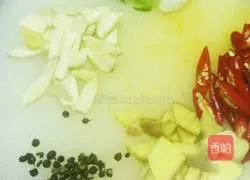 Illustration of how to make spicy rattan pepper boiled fish 3
