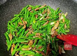 Illustration of how to make stir-fried cowpeas and meat 17