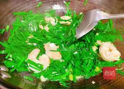 Illustration of how to stir-fry vannamei shrimp with leeks 13