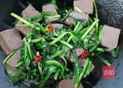 Illustration of how to make stir-fried duck blood with leeks 11