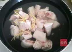 Illustration of how to cook pig's trotters with soybeans 3