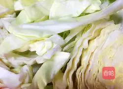 Illustration of how to stir-fry vermicelli with cabbage 2