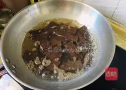 Illustration of how to stir-fry duck blood with green pepper 2