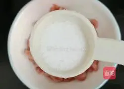 How to stir-fry shredded pork with colored peppers Illustration 4