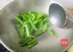 Illustration of how to make fried bacon with celery 5