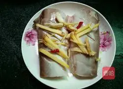 Illustration of how to make salt and pepper steamed fish 3