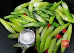 Illustration of how to make asparagus and fried meat slices 7