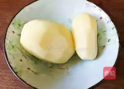 Illustration of how to make potato shreds with pepper oil 1