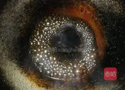 Illustration of how to fry shrimps in oil 5