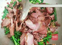 Illustration of how to stir-fry bacon with garlic moss 5