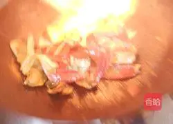 Illustration of how to stir-fry carrots and king oyster mushrooms with meat 12