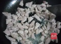 Illustration of how to make fried shredded pork with green beans 2