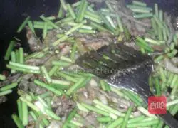 Illustration of how to make stir-fried meat with garlic moss 9